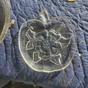 Plates set! Shape of apple with flowers in the middle